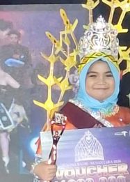 Foto Elmira Putri menerima penghargaan pada ajang Pesona Batik Nusantara 2026 di Jakarta.