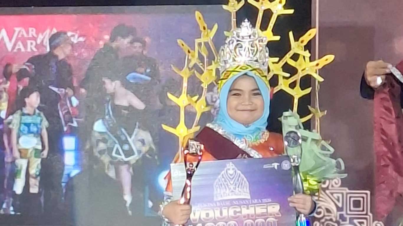 Foto Elmira Putri menerima penghargaan pada ajang Pesona Batik Nusantara 2026 di Jakarta.