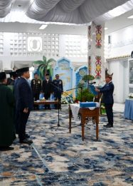 Foto Gubernur Kalteng Agustiar Sabran sedang melantik pejabat Pemprov Kalteng di Istana Isen Mulang.