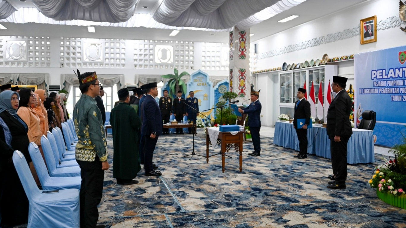 Foto Gubernur Kalteng Agustiar Sabran sedang melantik pejabat Pemprov Kalteng di Istana Isen Mulang.