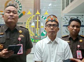 Foto Kejati Kalimantan Tengah sedang memberi keterangan kasus zirkon di Palangka Raya