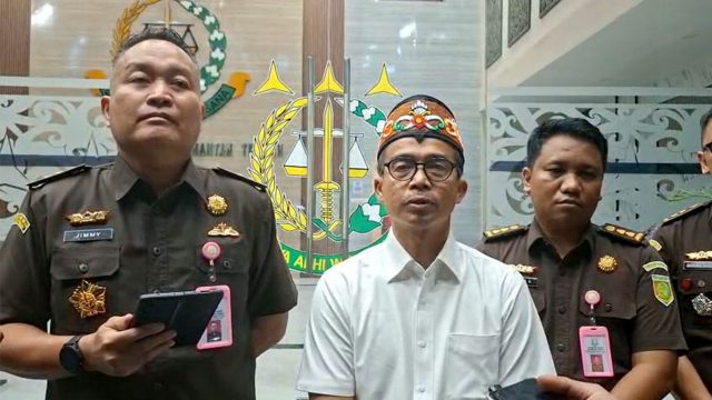 Foto Kejati Kalimantan Tengah sedang memberi keterangan kasus zirkon di Palangka Raya