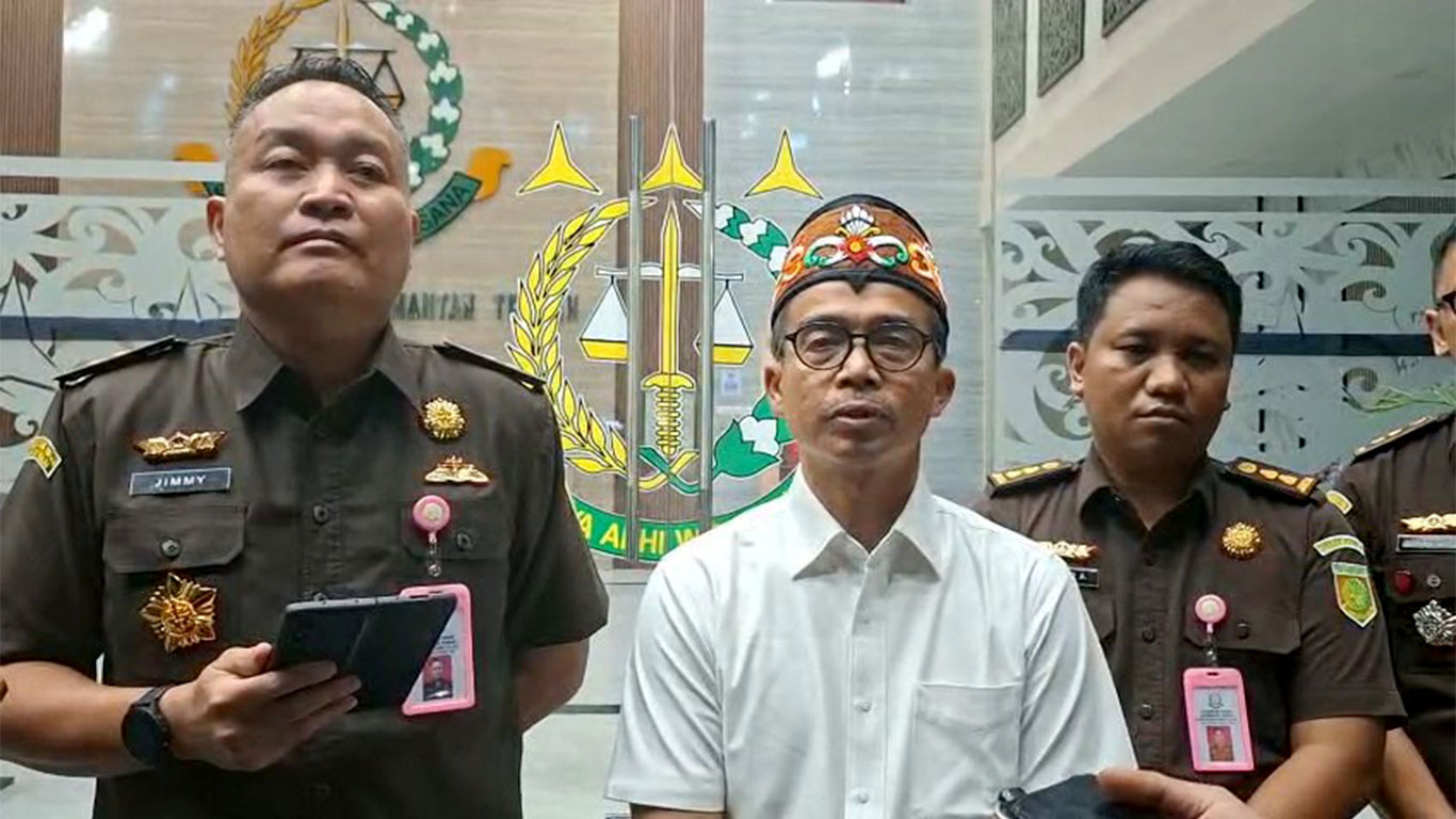 Foto Kejati Kalimantan Tengah sedang memberi keterangan kasus zirkon di Palangka Raya