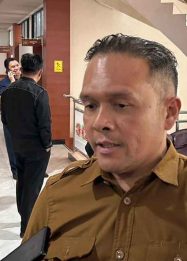 Foto Khemal Nasery menyampaikan dukungan terhadap pengrajin benang bintik di Palangka Raya.