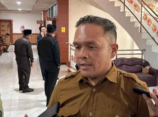 Foto Khemal Nasery menyampaikan dukungan terhadap pengrajin benang bintik di Palangka Raya.