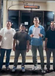 Foto LLF dan Dali berada di Mapolsek Pahandut usai proses mediasi di Palangka Raya.
