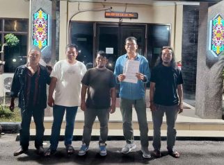 Foto LLF dan Dali berada di Mapolsek Pahandut usai proses mediasi di Palangka Raya.