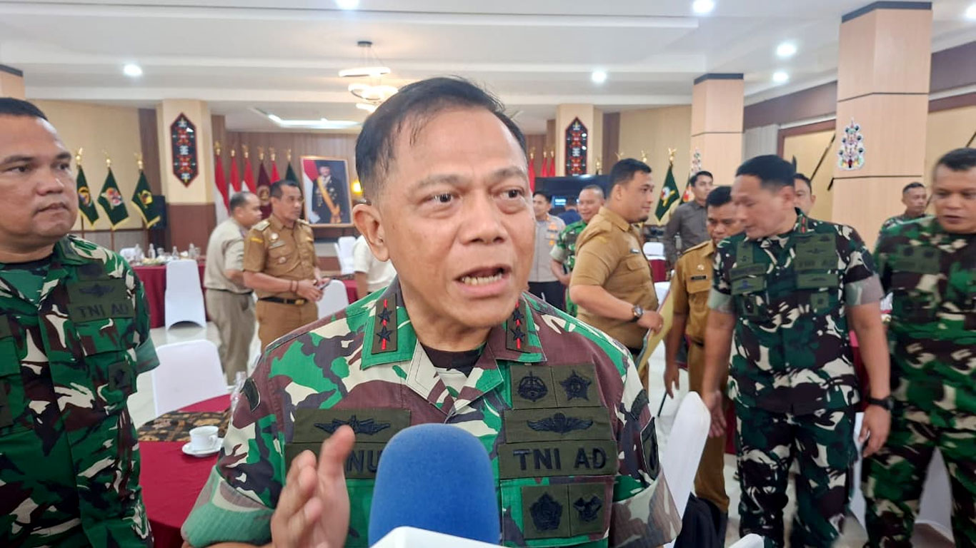 Foto Pangdam XXII/Tambun Bungai sedang memberi keterangan di Palangka Raya
