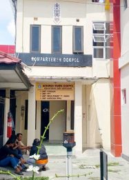 Foto RS Bhayangkara Palangka Raya saat petugas berada di area kompartemen Dokpol.