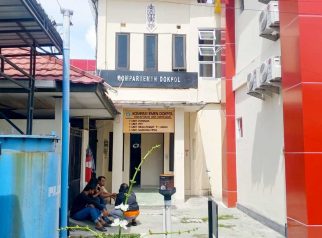 Foto RS Bhayangkara Palangka Raya saat petugas berada di area kompartemen Dokpol.