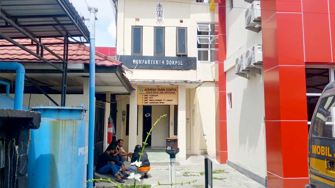 Foto RS Bhayangkara Palangka Raya saat petugas berada di area kompartemen Dokpol.