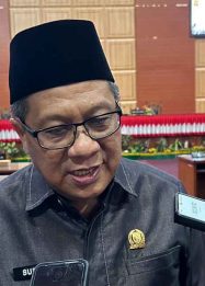 Foto Subandi menyampaikan keterangan terkait raperda di Palangka Raya.