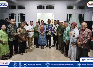 Foto Wakil Bupati Barito Utara Felix Sonadie Y. Tingan bersama istri saat ramah tamah menempati rumah jabatan di Muara Teweh.