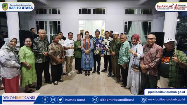 Foto Wakil Bupati Barito Utara Felix Sonadie Y. Tingan bersama istri saat ramah tamah menempati rumah jabatan di Muara Teweh.