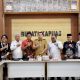 Foto Wakil Bupati Kapuas Dodo SP sedang menerima audiensi FKUB di ruang rapat Kantor Bupati Kapuas.
