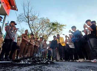 Foto Gerakan Mahasiswa Anak Buruh menyampaikan tuntutan di Kantor Gubernur Kalimantan Tengah.