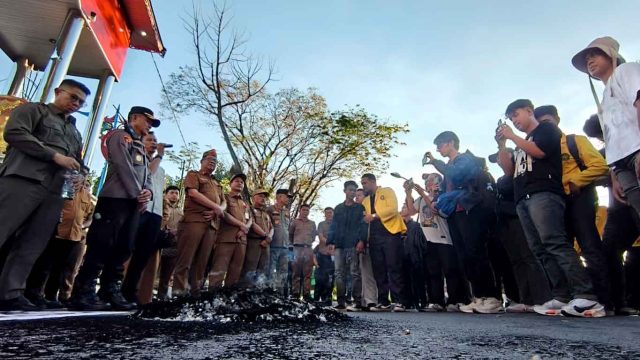 Foto Gerakan Mahasiswa Anak Buruh menyampaikan tuntutan di Kantor Gubernur Kalimantan Tengah.