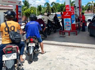 Foto antrean kendaraan sedang mengisi BBM di SPBU Palangka Raya.