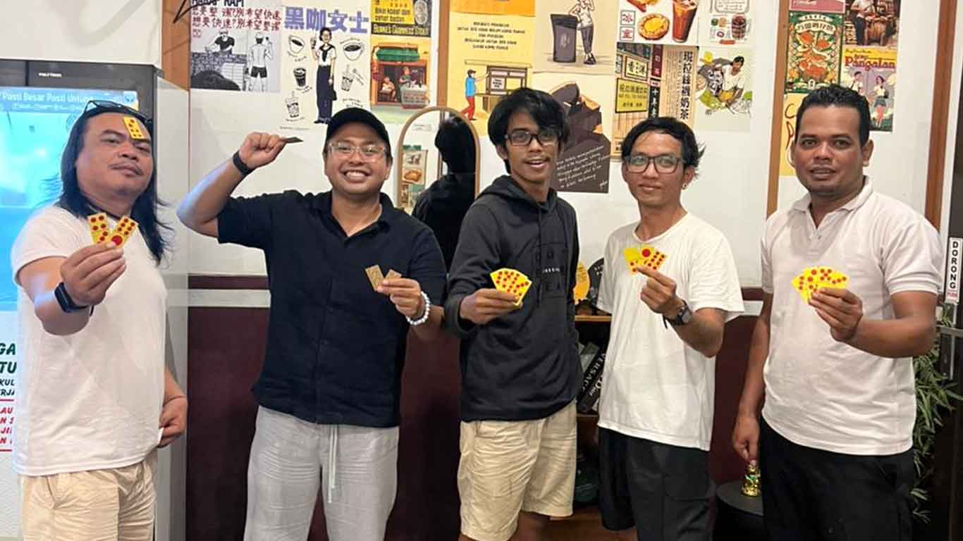 Foto insan pers sedang bersiap menyambut Lomba Domino Jurnalis di Along Space Palangka Raya.