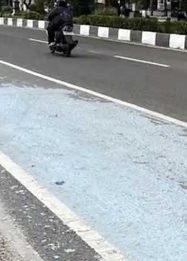 Foto jalur cat biru di ruas jalan Kota Palangka Raya yang mulai memudar.