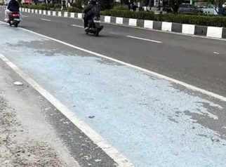 Foto jalur cat biru di ruas jalan Kota Palangka Raya yang mulai memudar.