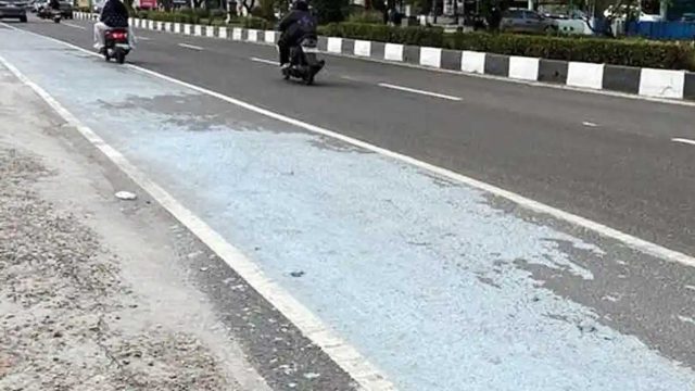 Foto jalur cat biru di ruas jalan Kota Palangka Raya yang mulai memudar.
