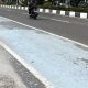 Foto jalur cat biru di ruas jalan Kota Palangka Raya yang mulai memudar.