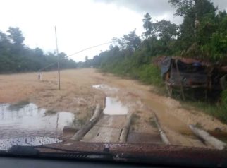 Foto kondisi jalan rusak menuju Desa Bajuh di Kecamatan Kapuas Tengah, Kabupaten Kapuas.