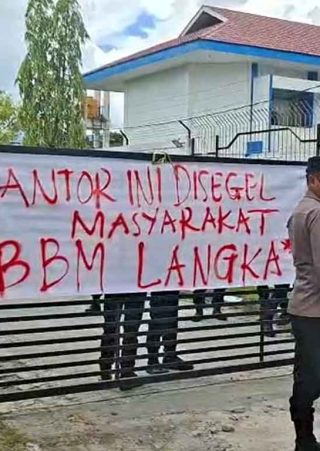 Foto massa aksi Aliansi Masyarakat Kalteng Bergerak sedang menyegel kantor Pertamina Patra Niaga di Palangka Raya.
