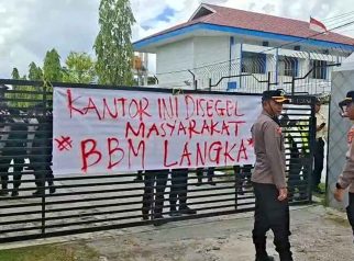 Foto massa aksi Aliansi Masyarakat Kalteng Bergerak sedang menyegel kantor Pertamina Patra Niaga di Palangka Raya.