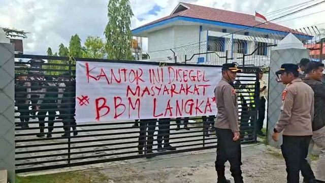 Foto massa aksi Aliansi Masyarakat Kalteng Bergerak sedang menyegel kantor Pertamina Patra Niaga di Palangka Raya.