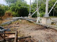 Foto pembangunan menara tower sedang dikerjakan di Desa Teluk Pelingit, Kapuas.