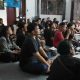 Foto penonton menyaksikan nobar film Pesta Babi hingga memenuhi ruangan dan sebagian melihat dari balik kaca jendela di Palangka Raya.
