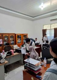 Foto penyidik Kejati Kalimantan Tengah melakukan klarifikasi di Kantor KPU Kotawaringin Timur.
