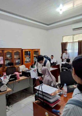 Foto penyidik Kejati Kalimantan Tengah melakukan klarifikasi di Kantor KPU Kotawaringin Timur.