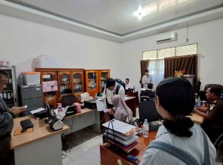 Foto penyidik Kejati Kalimantan Tengah melakukan klarifikasi di Kantor KPU Kotawaringin Timur.