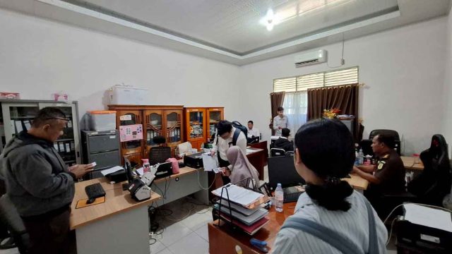 Foto penyidik Kejati Kalimantan Tengah melakukan klarifikasi di Kantor KPU Kotawaringin Timur.