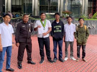 Foto perwakilan SEMMI Kalteng berfoto di depan Gedung KPK sambil menunjukkan tanda terima laporan.