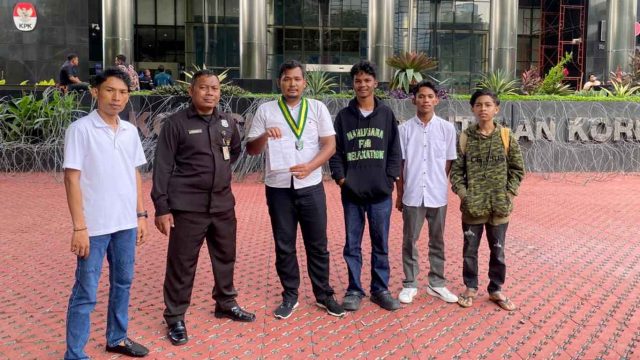 Foto perwakilan SEMMI Kalteng berfoto di depan Gedung KPK sambil menunjukkan tanda terima laporan.