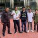 Foto perwakilan SEMMI Kalteng berfoto di depan Gedung KPK sambil menunjukkan tanda terima laporan.