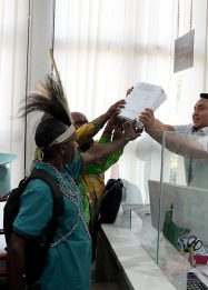Foto perwakilan Tim Advokasi sedang mendaftarkan gugatan di PTUN Jakarta.