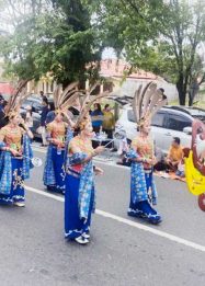 Foto peserta karnaval budaya FBIM 2026 menampilkan tarian tradisional di Palangka Raya.