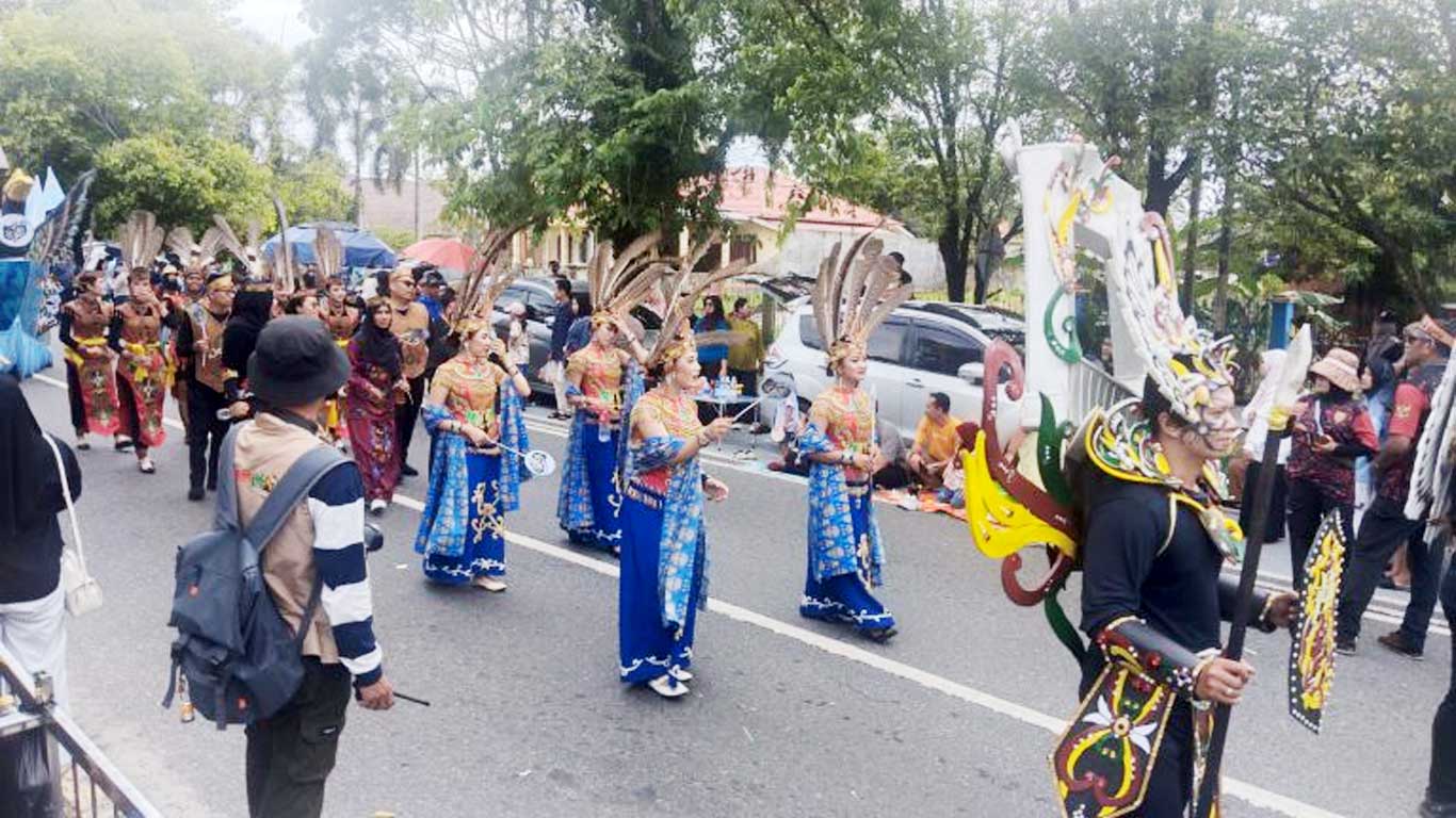 Foto peserta karnaval budaya FBIM 2026 menampilkan tarian tradisional di Palangka Raya.