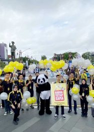 Foto staf MR.D.I.Y. Indonesia berinteraksi dengan warga di CFD Bundaran Besar Palangka Raya.