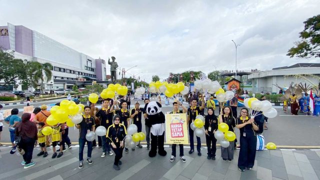 Foto staf MR.D.I.Y. Indonesia berinteraksi dengan warga di CFD Bundaran Besar Palangka Raya.
