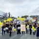 Foto staf MR.D.I.Y. Indonesia berinteraksi dengan warga di CFD Bundaran Besar Palangka Raya.