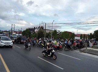 Foto antrean kendaraan sedang mengisi BBM di SPBU Palangka Raya.