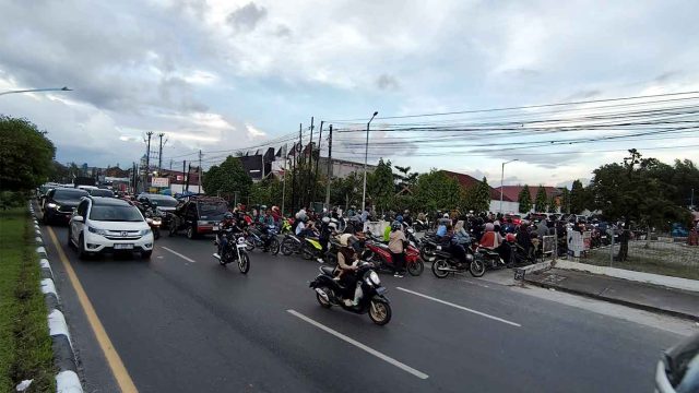 Foto antrean kendaraan sedang mengisi BBM di SPBU Palangka Raya.