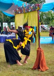 Foto peserta sedang menampilkan Lawang Sakepeng di Palangka Raya