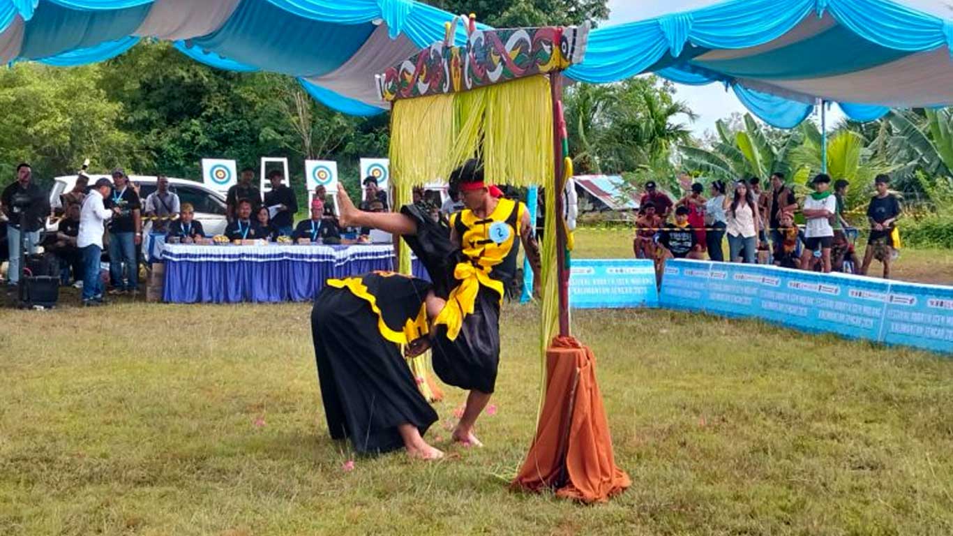 Foto peserta sedang menampilkan Lawang Sakepeng di Palangka Raya